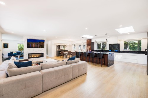 3965 Viewridge Place, West Vancouver, BC - Indoor Photo Showing Living Room With Fireplace