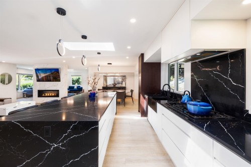 3965 Viewridge Place, West Vancouver, BC - Indoor Photo Showing Kitchen