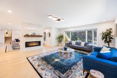 3965 Viewridge Place, West Vancouver, BC - Indoor Photo Showing Living Room With Fireplace