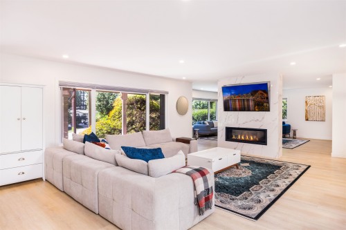 3965 Viewridge Place, West Vancouver, BC - Indoor Photo Showing Living Room With Fireplace
