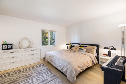 3965 Viewridge Place, West Vancouver, BC - Indoor Photo Showing Bedroom