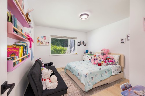 3965 Viewridge Place, West Vancouver, BC - Indoor Photo Showing Bedroom