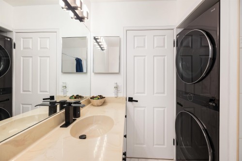3965 Viewridge Place, West Vancouver, BC - Indoor Photo Showing Laundry Room