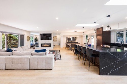 3965 Viewridge Place, West Vancouver, BC - Indoor Photo Showing Living Room