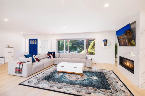 3965 Viewridge Place, West Vancouver, BC - Indoor Photo Showing Living Room With Fireplace