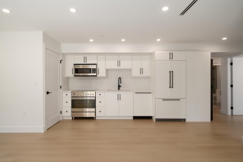 4832 Duchess Street, Vancouver, BC - Indoor Photo Showing Kitchen