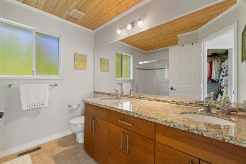 2939 Cliffrose Crescent, Coquitlam, BC - Indoor Photo Showing Bathroom