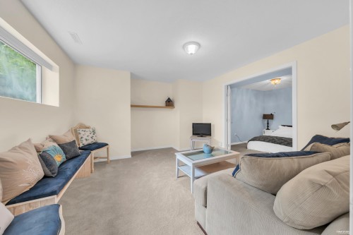 2939 Cliffrose Crescent, Coquitlam, BC - Indoor Photo Showing Living Room
