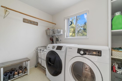 2939 Cliffrose Crescent, Coquitlam, BC - Indoor Photo Showing Laundry Room