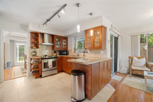 2939 Cliffrose Crescent, Coquitlam, BC - Indoor Photo Showing Kitchen