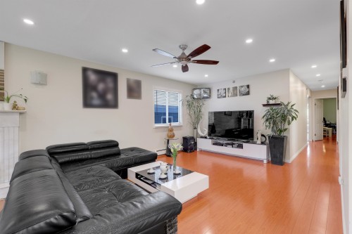 1457 18Th Avenue E, Vancouver, BC - Indoor Photo Showing Living Room
