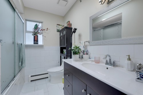 1457 18Th Avenue E, Vancouver, BC - Indoor Photo Showing Bathroom