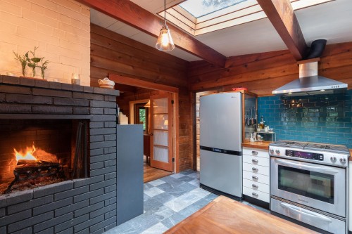 5817 Eagle Island, West Vancouver, BC - Indoor With Fireplace