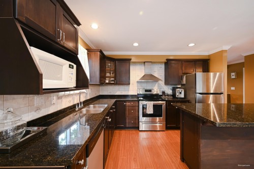 2995 Pinetree Close, Coquitlam, BC - Indoor Photo Showing Kitchen With Double Sink