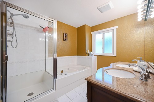 2995 Pinetree Close, Coquitlam, BC - Indoor Photo Showing Bathroom