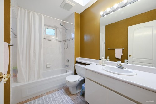 2995 Pinetree Close, Coquitlam, BC - Indoor Photo Showing Bathroom