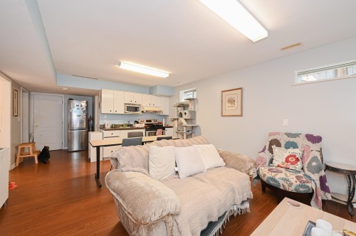 2995 Pinetree Close, Coquitlam, BC - Indoor Photo Showing Living Room
