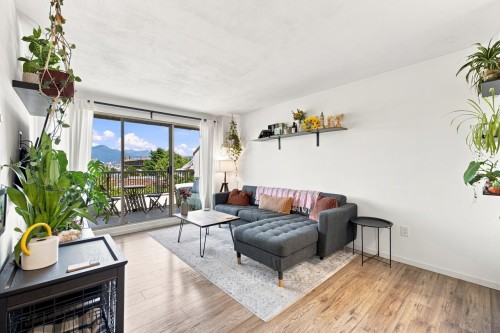 401-1099 Broadway E, Vancouver, BC - Indoor Photo Showing Living Room