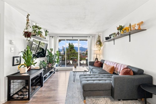 401-1099 Broadway E, Vancouver, BC - Indoor Photo Showing Living Room