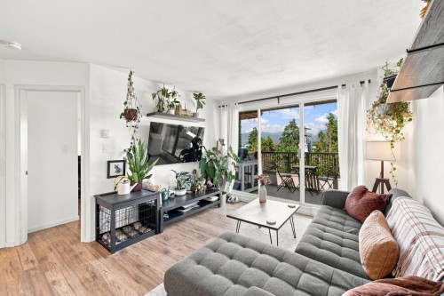 401-1099 Broadway E, Vancouver, BC - Indoor Photo Showing Living Room