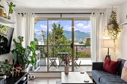 401-1099 Broadway E, Vancouver, BC - Indoor Photo Showing Living Room