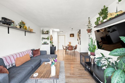 401-1099 Broadway E, Vancouver, BC - Indoor Photo Showing Living Room