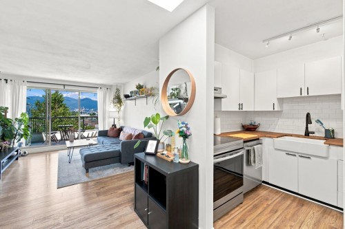 401-1099 Broadway E, Vancouver, BC - Indoor Photo Showing Kitchen
