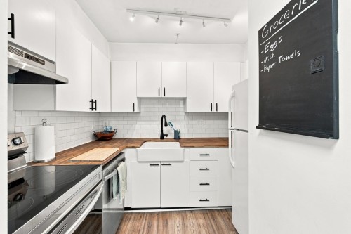 401-1099 Broadway E, Vancouver, BC - Indoor Photo Showing Kitchen