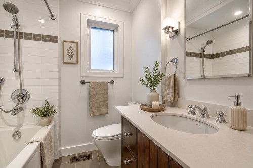 2576 Parker Street, Vancouver, BC - Indoor Photo Showing Bathroom