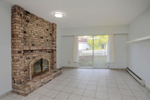 448 59Th Avenue E, Vancouver, BC - Indoor With Fireplace