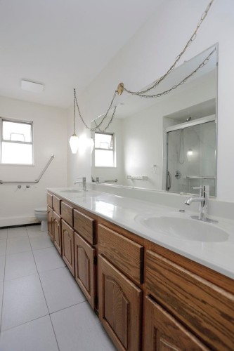 448 59Th Avenue E, Vancouver, BC - Indoor Photo Showing Bathroom