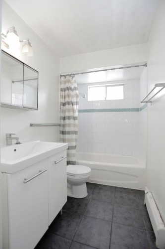 448 59Th Avenue E, Vancouver, BC - Indoor Photo Showing Bathroom