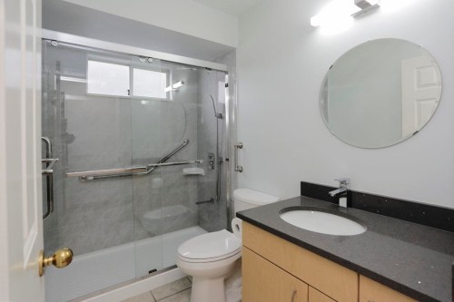 448 59Th Avenue E, Vancouver, BC - Indoor Photo Showing Bathroom