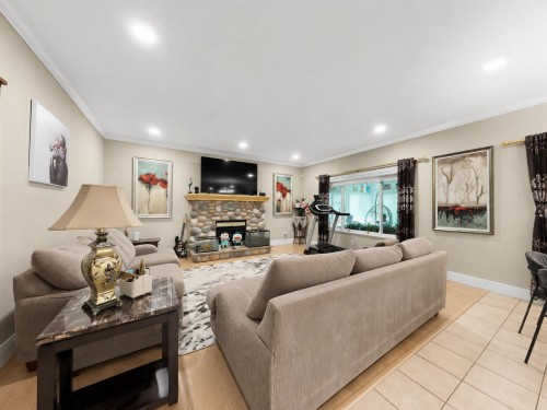 7371 Lindsay Road, Richmond, BC - Indoor Photo Showing Living Room With Fireplace