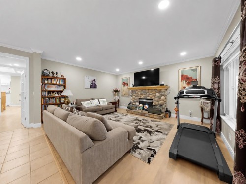 7371 Lindsay Road, Richmond, BC - Indoor With Fireplace