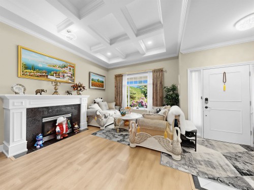 7371 Lindsay Road, Richmond, BC - Indoor Photo Showing Living Room With Fireplace