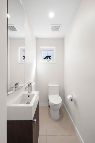 19-19451 Sutton Avenue, Pitt Meadows, BC - Indoor Photo Showing Bathroom