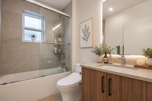 2705 Waverley Avenue, Vancouver, BC - Indoor Photo Showing Bathroom
