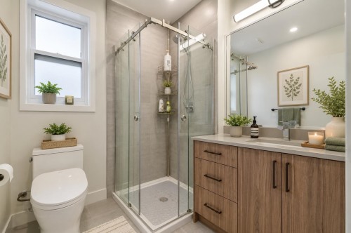 2705 Waverley Avenue, Vancouver, BC - Indoor Photo Showing Bathroom