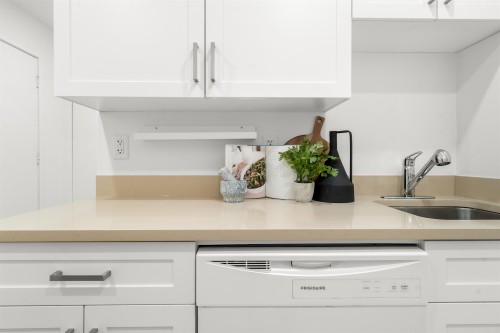 879 Westview Crescent, North Vancouver, BC - Indoor Photo Showing Kitchen