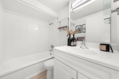 879 Westview Crescent, North Vancouver, BC - Indoor Photo Showing Bathroom