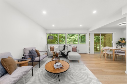 879 Westview Crescent, North Vancouver, BC - Indoor Photo Showing Living Room