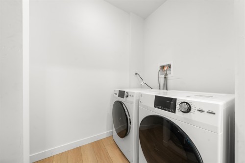 879 Westview Crescent, North Vancouver, BC - Indoor Photo Showing Laundry Room
