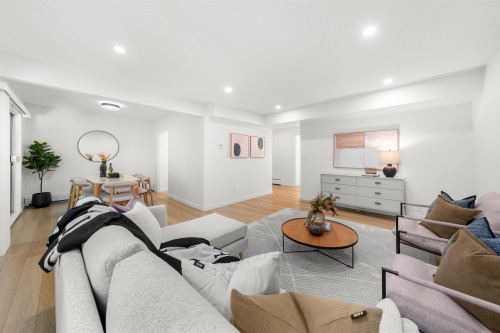 879 Westview Crescent, North Vancouver, BC - Indoor Photo Showing Living Room
