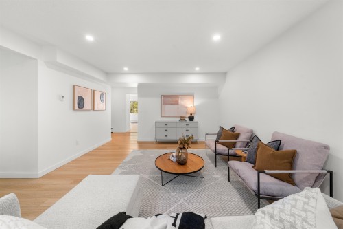 879 Westview Crescent, North Vancouver, BC - Indoor Photo Showing Living Room