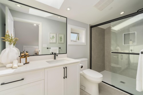 2196 19Th Avenue E, Vancouver, BC - Indoor Photo Showing Bathroom