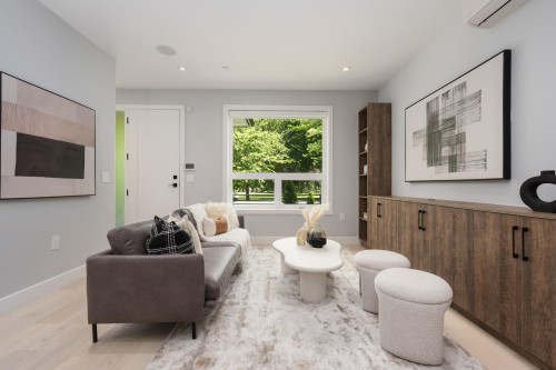 2196 19Th Avenue E, Vancouver, BC - Indoor Photo Showing Living Room