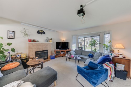 5592 Elizabeth Street, Vancouver, BC - Indoor Photo Showing Living Room With Fireplace