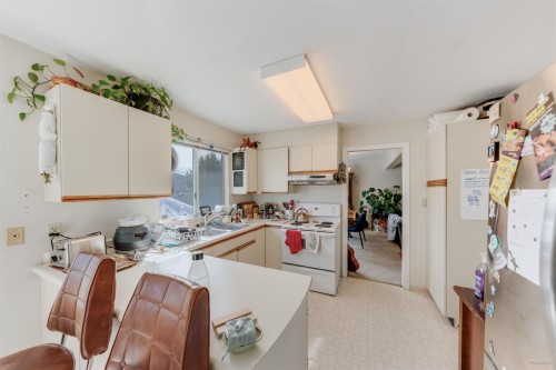 5592 Elizabeth Street, Vancouver, BC - Indoor Photo Showing Kitchen