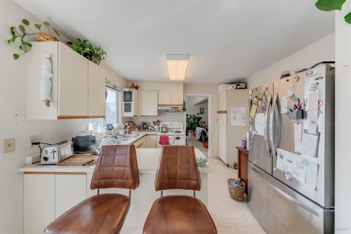 5592 Elizabeth Street, Vancouver, BC - Indoor Photo Showing Kitchen